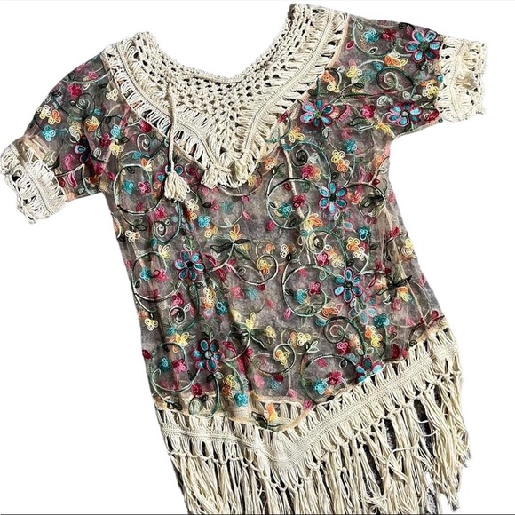 227-Beautiful floral sheer top. Could be a bathing suite cover up! 
#floral - Picture 1 of 4